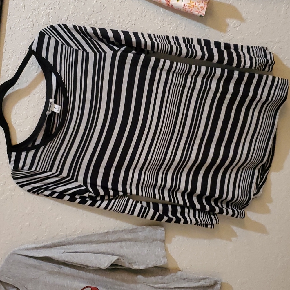 Women's tops some are dressy some are comfy - Picture 6 of 16